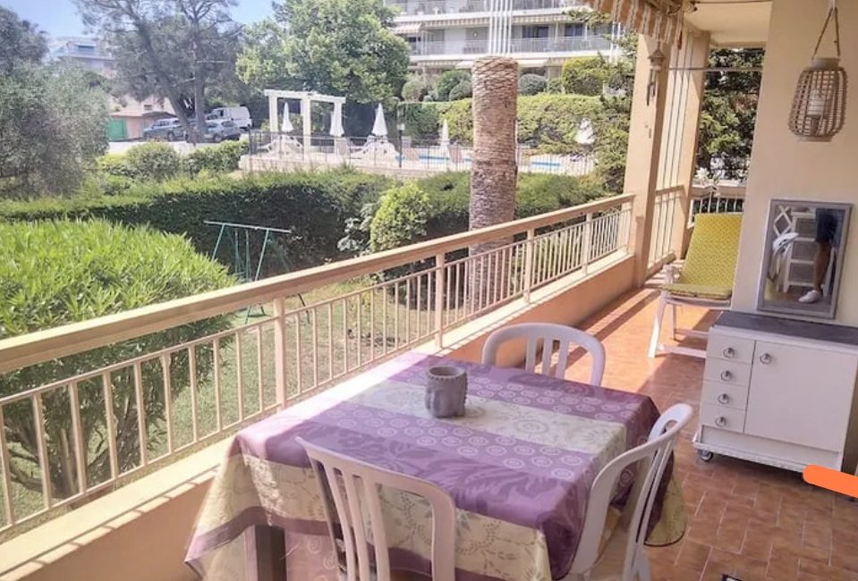 Entrée et jardin de la résidence, Cap sur Juan